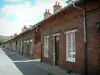 Cuenca minera - La alineación de casas de ladrillo de una ciudad minera y las nubes en el cielo