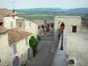 Dauphin - Terrasse de l'ancien château et son panorama sur les paysages environnants, rue et maisons du village provençal