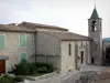 Dauphin - Clocher de l'église Saint-Martin et maisons du village provençal
