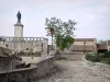 Dauphin - Donjon surmonté d'une statue de la Vierge, lampadaires et maisons du village provençal