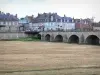 Decize - Antiguo puente del Loira y las fachadas de la ciudad