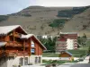Les Deux Alpes - Estación de esquí de Les 2 Alpes, Chalets, edificios y remontes de la estación de esquí en el otoño