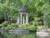 Dijon - Jardin de l'Arquebuse con sus árboles y su Templo del Amor al borde del agua