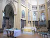 Dijon - Dentro de la catedral de Saint-Bénigne: coro con su altar mayor neoclásico