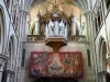 Dijon - Interior de la iglesia de Notre-Dame: órgano y tapiz Terribilis