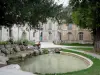 Dijon - Jardín de la Square des Ducs con su cuenca de agua rodeada de jardines rocosos