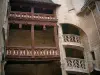 Dijon - Hôtel Chambellan: galería de madera tallada de dos pisos y escalera de caracol