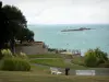 Dinard - Station balnéaire de la côte d'Émeraude : jardin avec vue sur la mer
