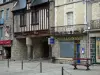 Dol-de-Bretagne - Casas antigas e lojas na Rue des Stuarts