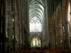 Dol-de-Bretagne - Interior da Catedral de São Sansão: nave