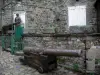 Dol-de-Bretagne - Haus aus Stein, alte Ritterrüstung und Kanonen