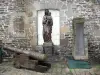 Dol-de-Bretagne - Statue de la Vierge à l'enfant, façade en pierre d'une maison et canon