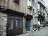 Dol-de-Bretagne - Rua pavimentada e casas da cidade