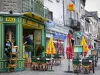 Dol-de-Bretagne - Häuser, Strassencafé und Ladenschilder der Geschäfte der Stadt