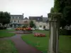 Dol-de-Bretagne - Espace vert orné de fleurs et maisons de la ville