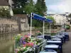 Dole - Terrasse de café au bord de l'eau, rambarde ornée de fleurs, canal des Tanneurs, maisons et bâtiments de la ville