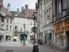 Dole - Rue commerçante, maisons, boutiques, lampadaires