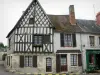 Donzy - Façades de maisons du village, dont une à pans de bois