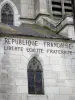 Donzy - Devise républicaine sur la façade de l'église Saint-Caradeuc