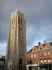 Dunkerque - Glockenturm, Häuser der Stadt und gewittriger Himmel