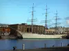 Dunkerque - Tre alberi Duchesse Anne (barca a vela), Bassin du Commerce, un ex magazzino del tabacco che ospita il porto museo e edifici della città