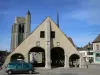 Égreville - Halles, clocher-porche de l'église Saint-Martin et maisons du village
