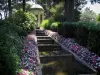Ephrussi de Rothschild别墅 - 法国花园：爱情寺和水上楼梯，内衬着鲜花和灌木