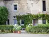 Époisses castle - Forecourt house facade