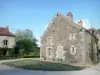 Époisses castle - Facades of houses overlooking the forecourt