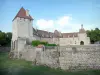 Époisses castle - Facade of the castle with its Bourdillon tower