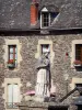 Estaing - Statue of François d'Estaing, bishop of Rodez, and facade of a stone house