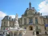 Évreux - Façade de l'hôtel de ville d'Évreux (mairie) et fontaine monumentale sur la place du Général de Gaulle