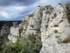 Felsansammlung von Montpellier-le-Vieux - Blick auf die ruinenförmige Dolomitfelsen, mit Gewitterhimmel; im Regionalen Naturpark der Grands Causses