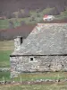 Ferme de Bourlatier - Grange en pierre au toit de lauzes de la ferme mémoire de Bourlatier