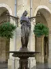 Fleurance - Fuente y la estatua de los geranios en el ayuntamiento en el salón de flores Lomagne Gers