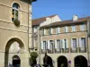 Fleurance - Salón de Ayuntamiento (City Hall), estatua y fuente de casas con soportales de la plaza central (Plaza de la República) de la mansión, en la región de Gers Lomagne