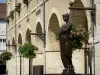 Fleurance - Fuente y la estatua de los geranios del ayuntamiento sala de flores