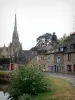 Fougères - Slotgrachten, een struik in bloei, straat, toren van de Saint-Sulpice kerk en stenen huizen van het middeleeuwse stadje