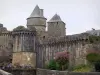 Fougères - Torens en wallen van het middeleeuwse kasteel, bloemen en struiken