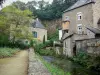 Fougères - Promenade et maisons au bord de la rivière Nançon