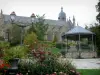 Fougères - Kerk van St. Leonard en openbare tuin met tuinhuisje, de lamp, de bomen, gazons en bloemen