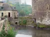 Fougères - Douves du château et maison en pierre
