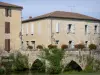 Fourcès - Puente medieval que abarca las flores Auzoue río y las casas de la Casa de Campo (Castelnau)