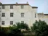 Fourcès - Fachada del castillo, perforado con ventanas geminadas, con vistas al río Auzoue