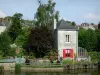 Fresnay-сюр-Сарт - Дом и его цветник на берегу реки Сарты