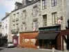 Fresnay-сюр-Сарт - Фасады домов и магазинов средневекового города