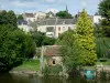 Fresnay-сюр-Сарт - Дома средневекового города, зелени и реки Сарт
