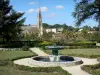 Fumel - Jardín francés Fontaine del castillo con vistas al campanario de la iglesia de San Antonio