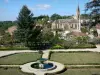 Fumel - Jardín francés del castillo que domina la iglesia de San Antonio y las casas de la ciudad