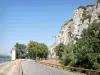 Garganta del Donzère - Acantilados de piedra caliza que sobresalen por la carretera y el puente Robinet